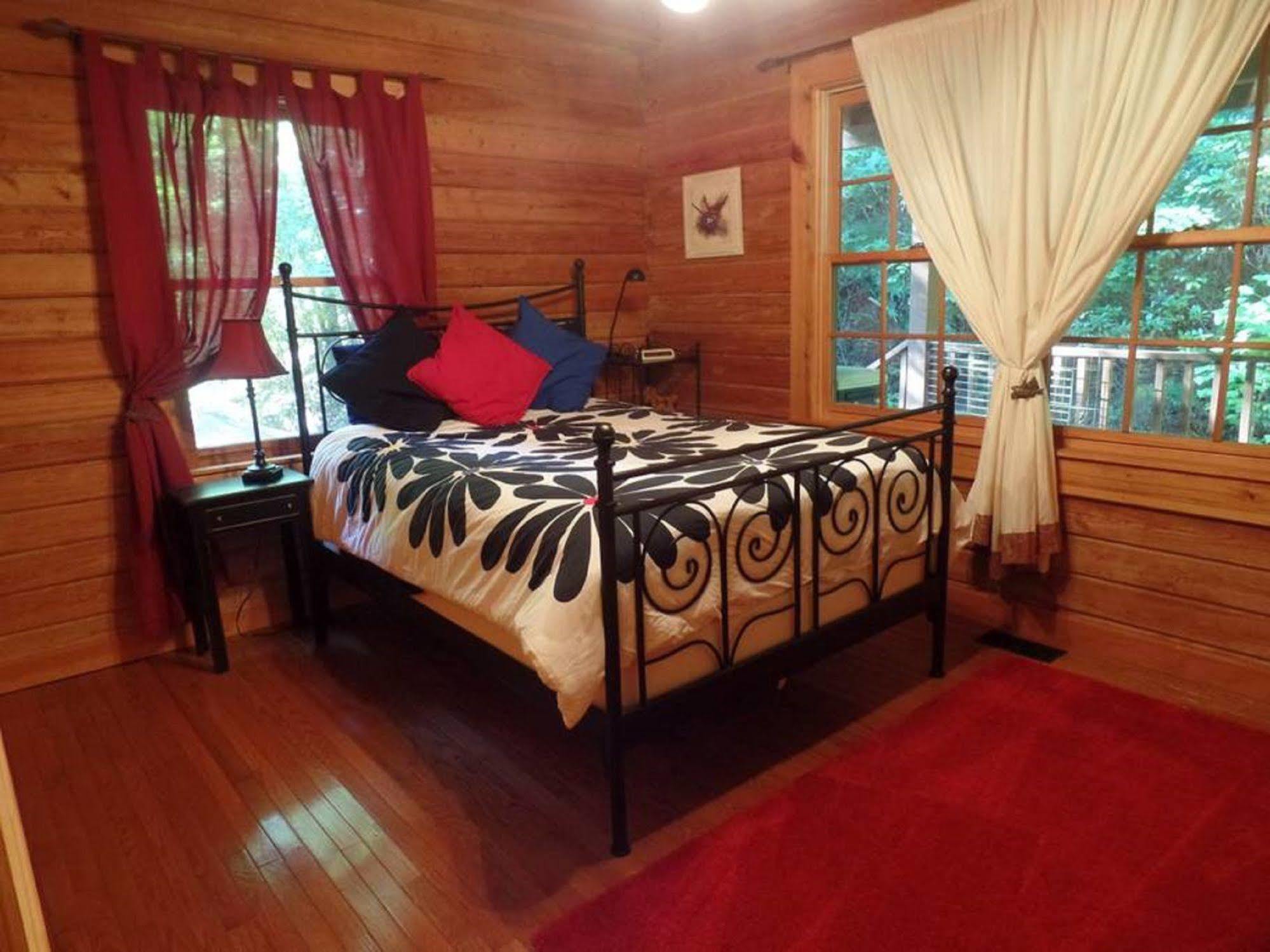 Creekside Paradise Bed And Breakfast Robbinsville Exterior photo