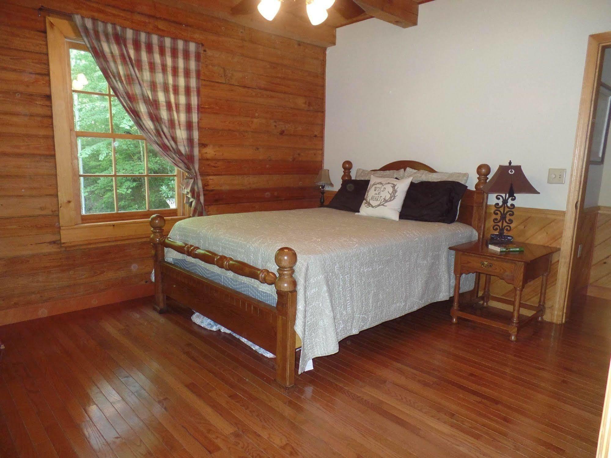 Creekside Paradise Bed And Breakfast Robbinsville Exterior photo