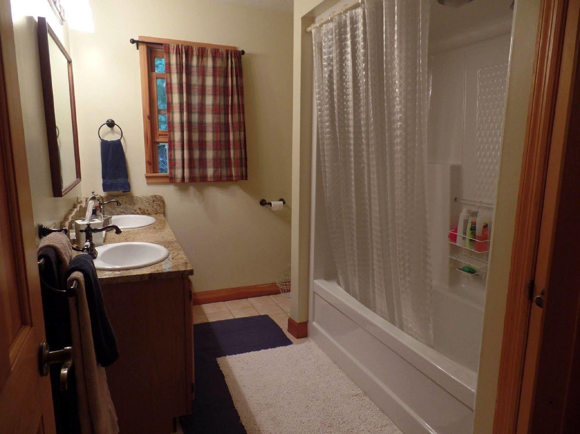 Creekside Paradise Bed And Breakfast Robbinsville Exterior photo